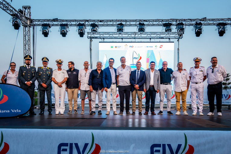 La cerimonia di apertura lancia il Campionato Italiano Giovanile delle Classi In Doppio di Formia 2025