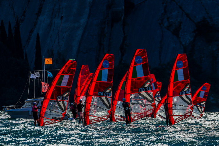 Primo giorno di regate ai Campionati Italiani Giovanili in Singolo Kinder Joy of moving 2025 sul Garda Trentino