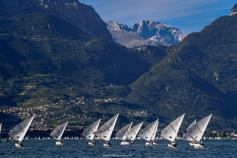 Penultimo giorno di regate ai Campionati Italiani Giovanili in Singolo Kinder Joy of moving 2025 sul Garda Trentino