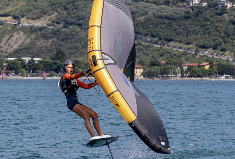 La diciottenne viterbese Ester Biaggi campionessa italiana di wing foil